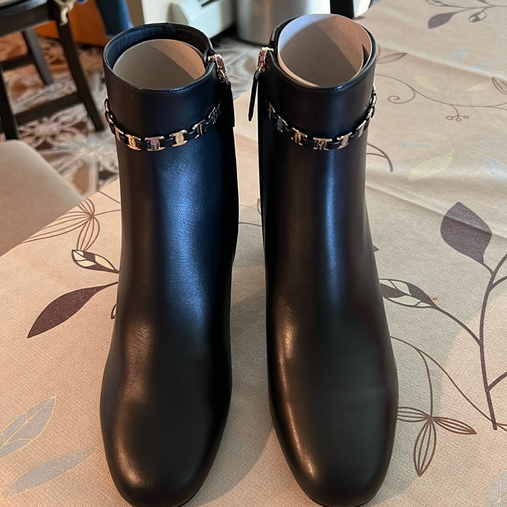New in Box FERRAGAMO Vara Bow Strap 75mm Boots